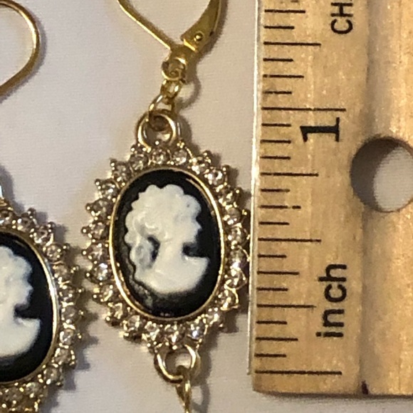 Elegant cameo earrings with black teardrop. - Picture 5 of 6